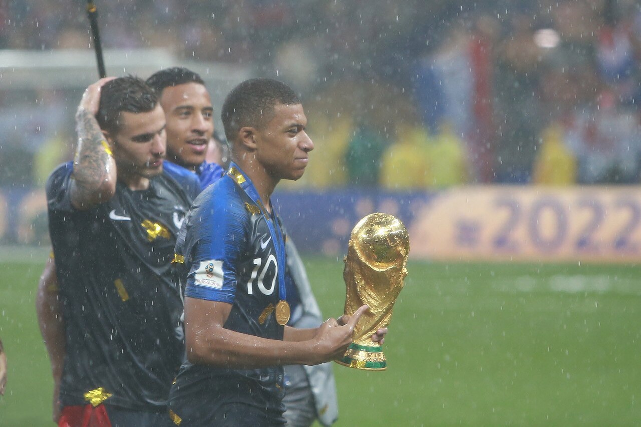 Mbappé em dúvida no Real Madrid: rumores de atrito e preço mínimo